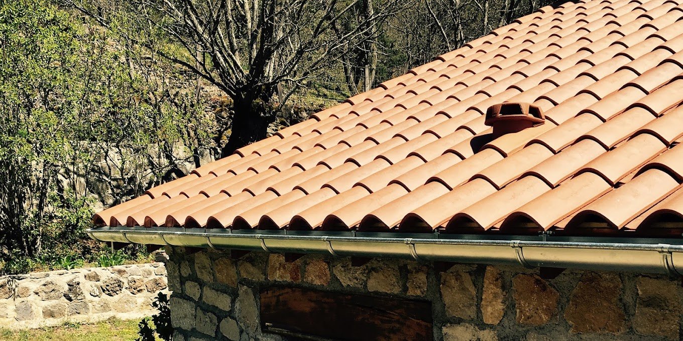 Réparation et rénovation toiture Marseille : faîtages, gouttières, chéneaux et tuiles cassées.