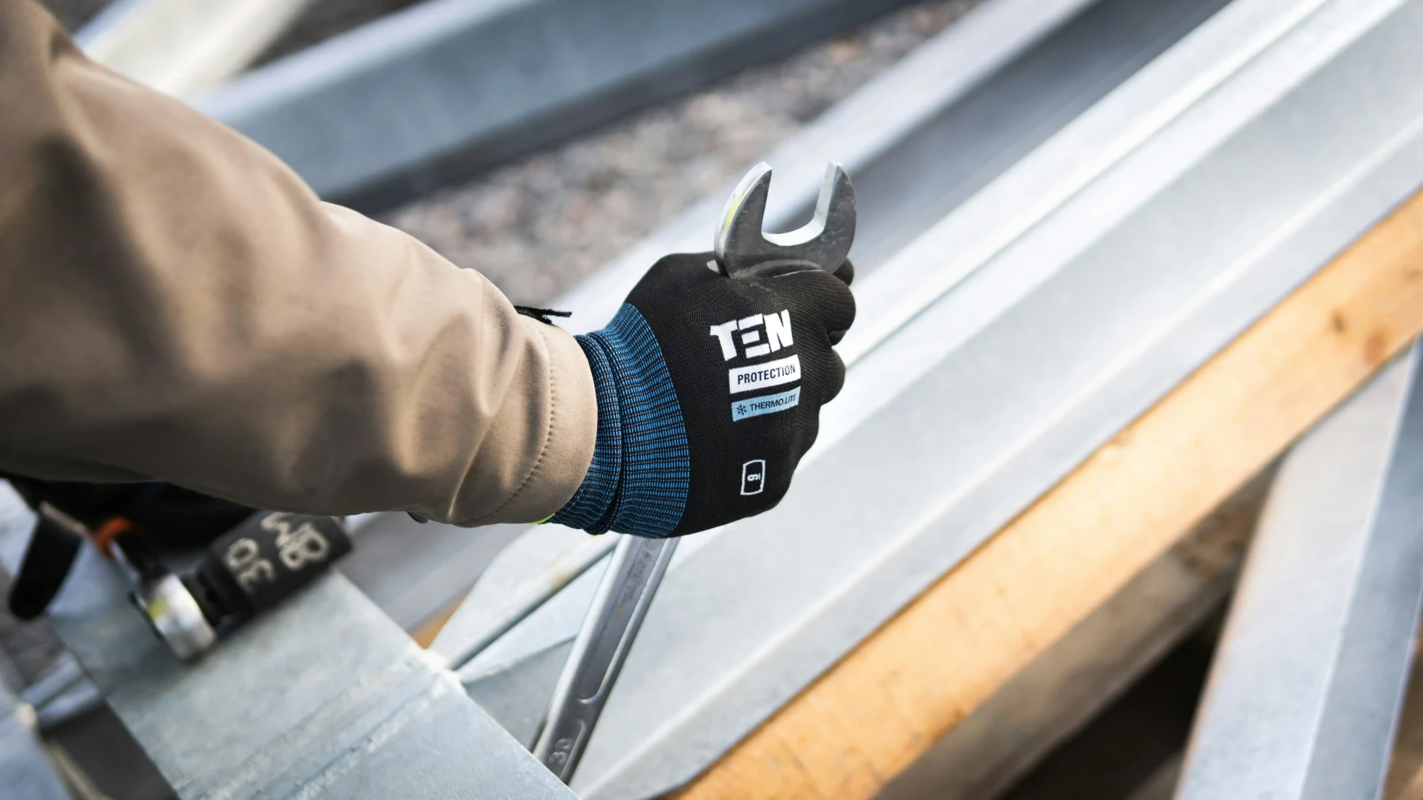 couvreur zingueur marseille réparant chéneaux et solins pour une toiture étanche