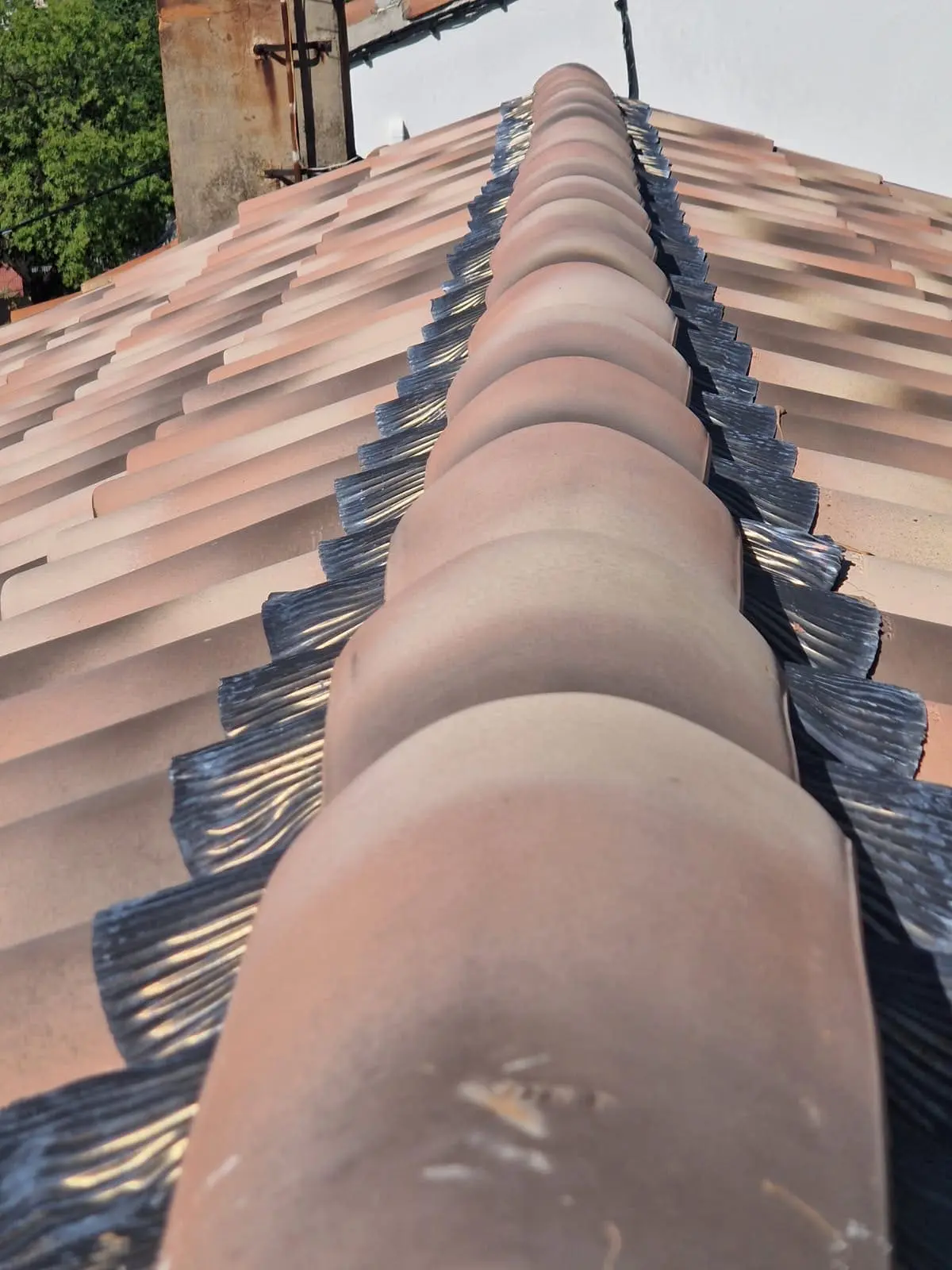 couvreur zingueur marseille assurant l’étanchéité des faîtages noues et solins