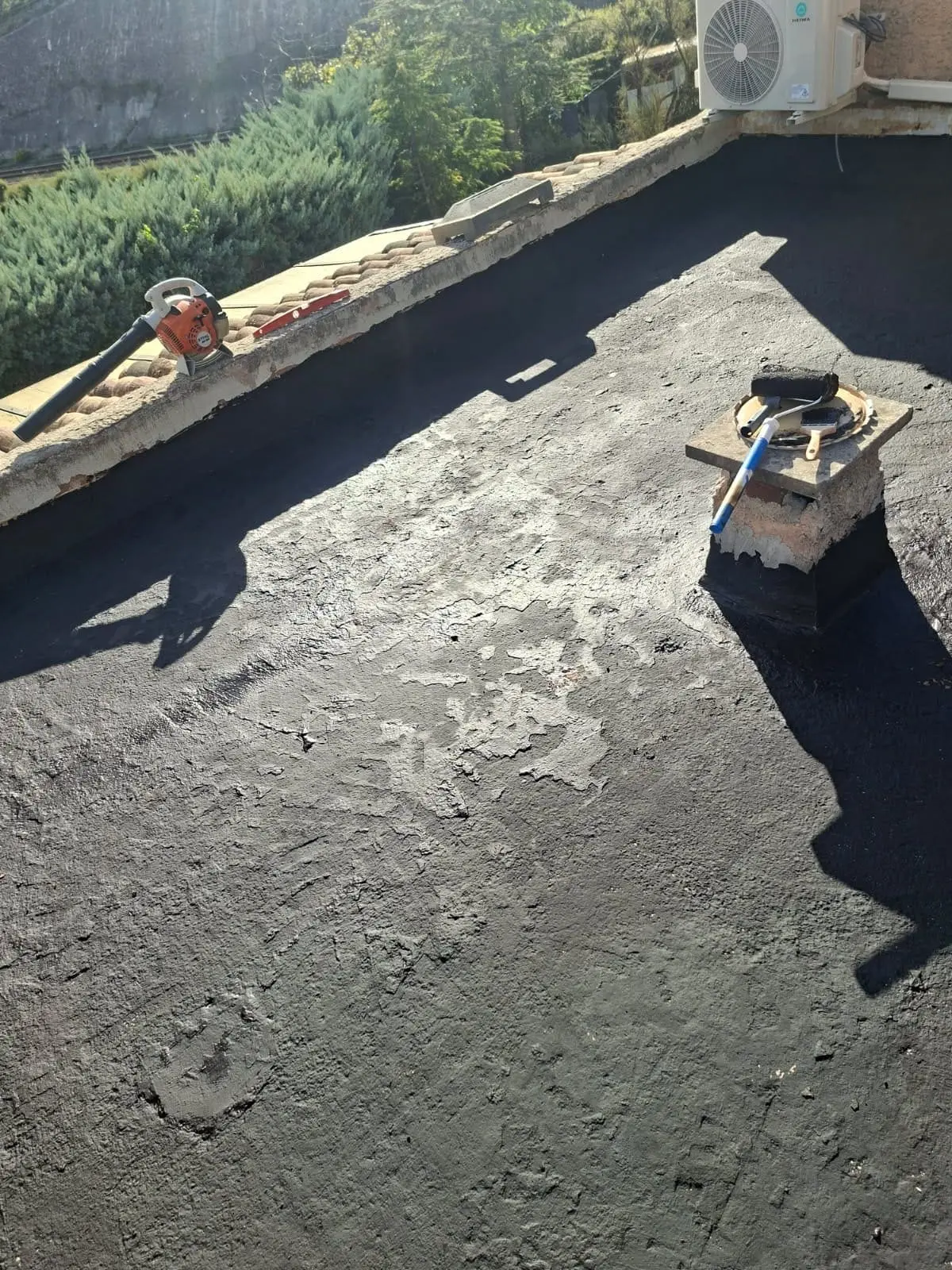 Étanchéité toiture Marseille sur toit-terrasse avec membrane bitumineuse ou EPDM.