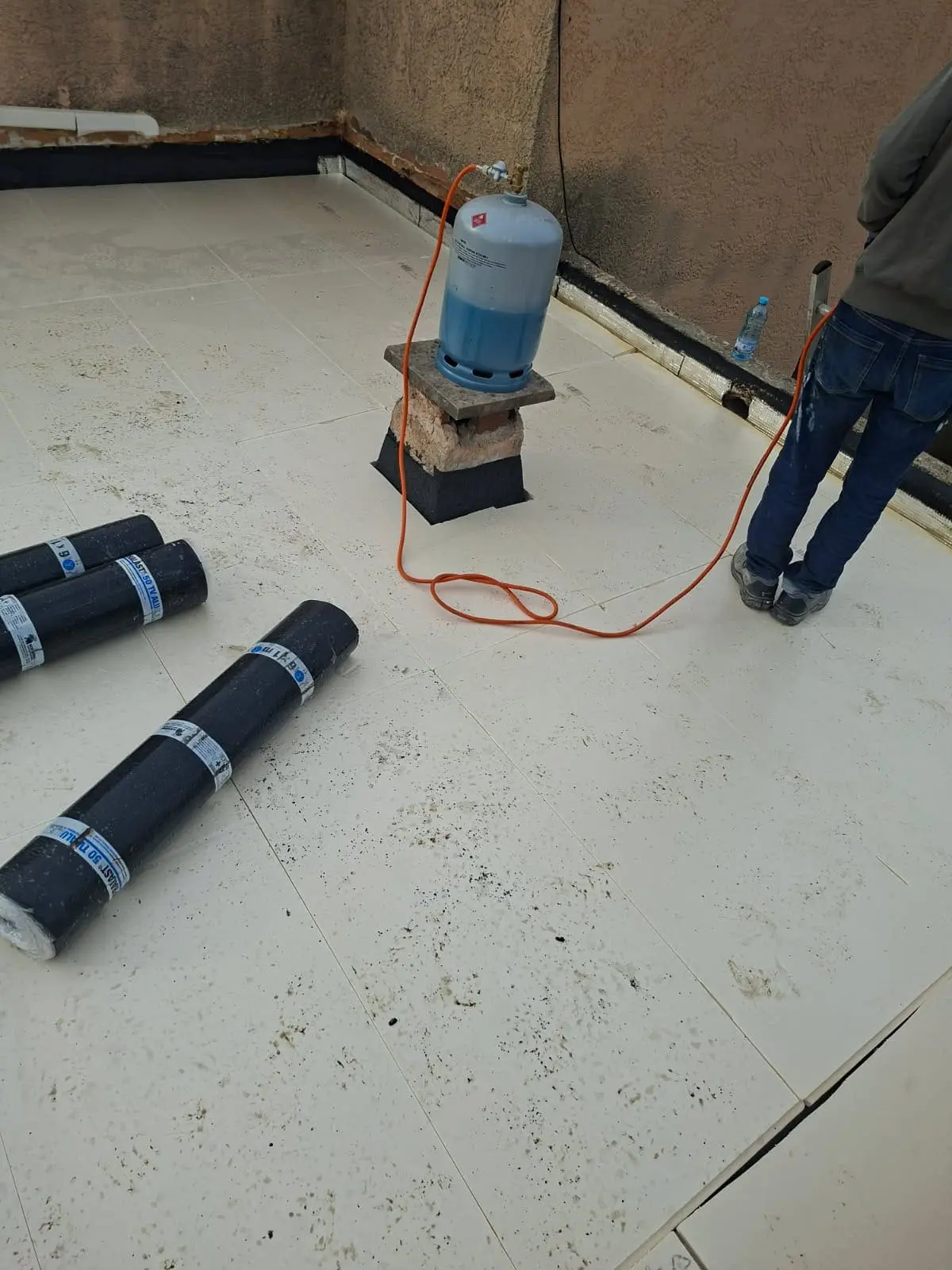 Étanchéité toiture Marseille sur couvertures zinc et bac acier pour éviter corrosion et fuites.