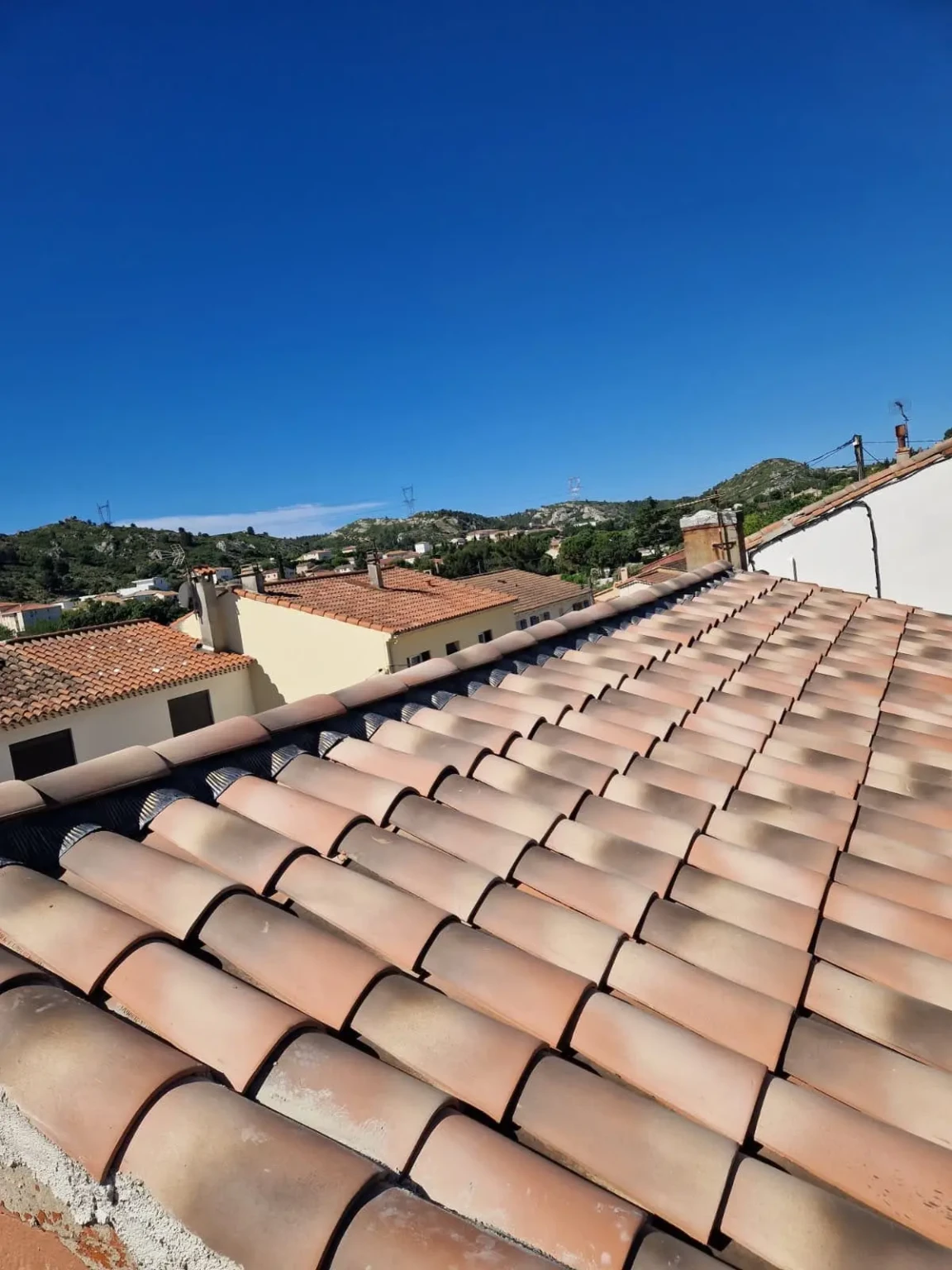 Rénovation toiture Marseille avec pose de couverture neuve en tuiles, bac acier et zinc.