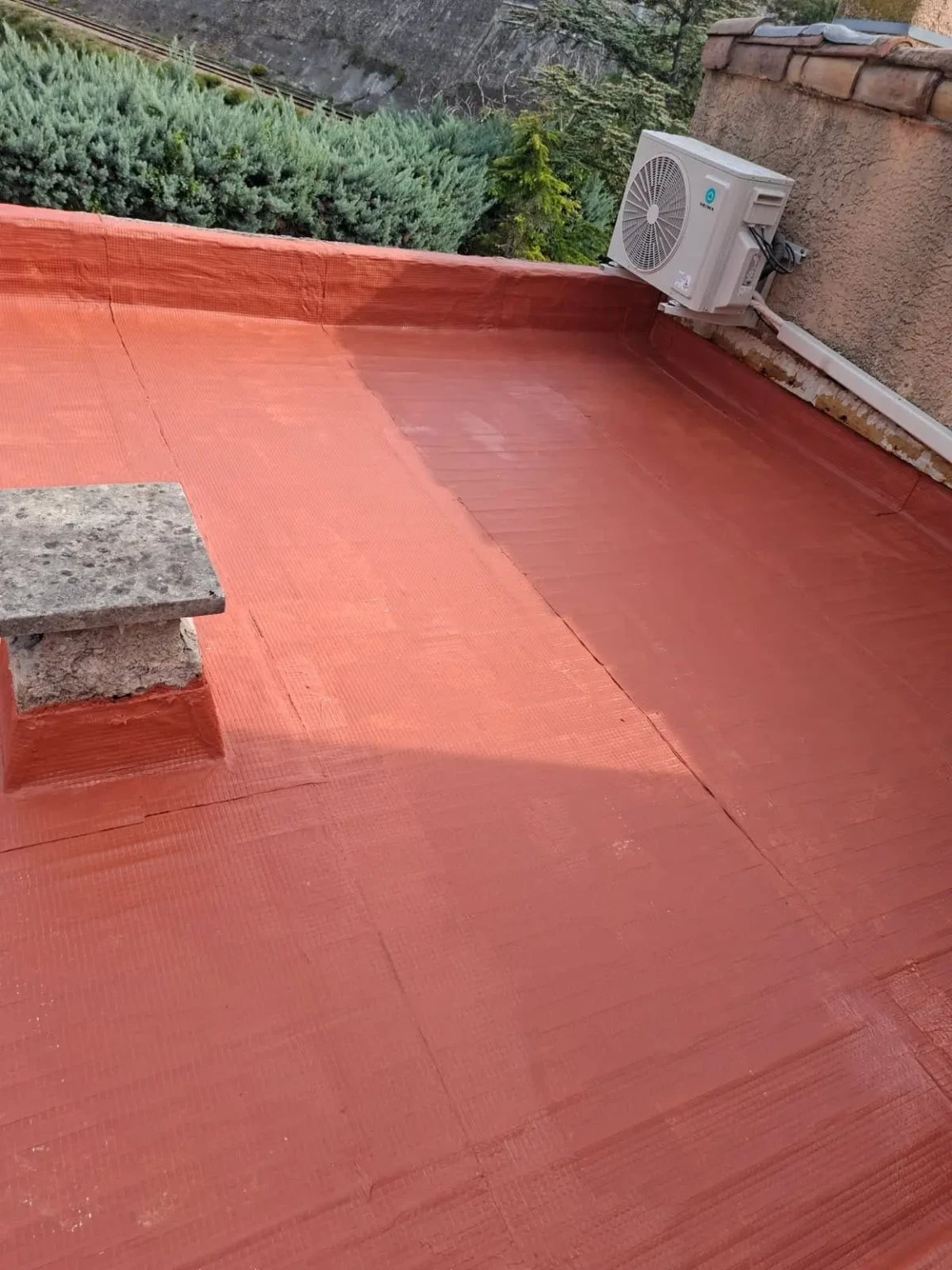 Pose de membrane pour étanchéité toiture Marseille sur tuiles, zinc et toits plats.